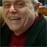 Prof. di Tecnologia, scuola media, in pensione, amato dai suoi suoi alunni, gioviale, desidera impartire lezioni media...